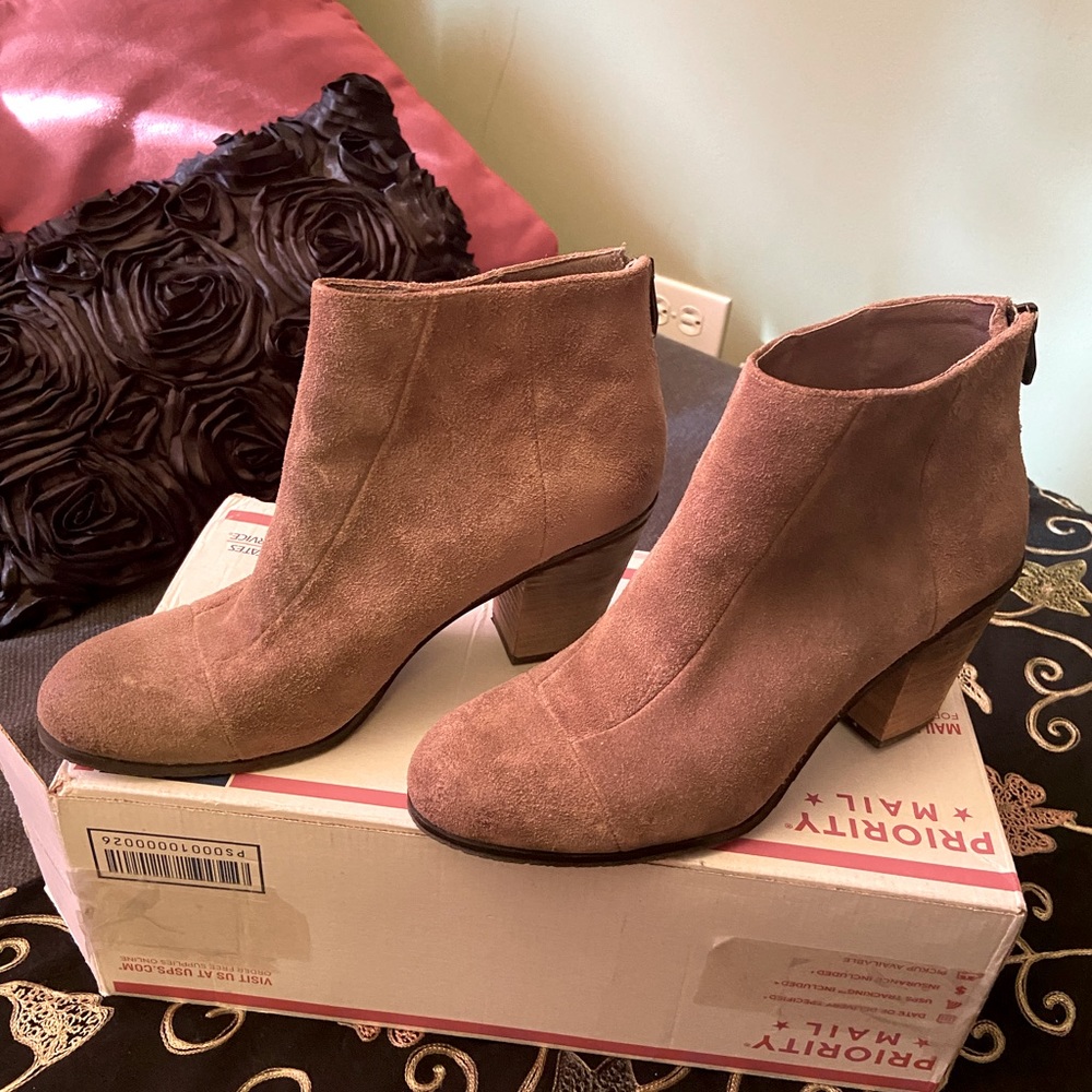 Vince Camuto Graysen Taupe/Tan Suede Booties